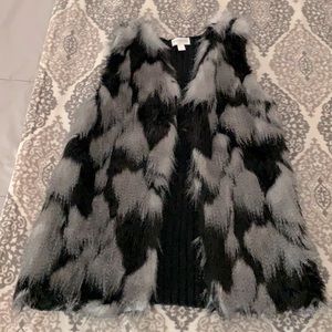 Vest with faux fur